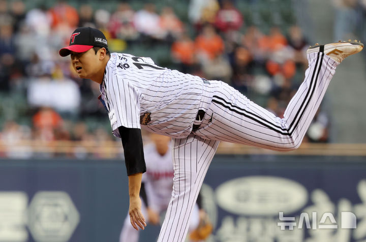 [서울=뉴시스] 홍효식 기자 = 21일 서울 송파구 잠실야구장에서 열린 2026 KBO 리그 한화 이글스와 LG 트윈스의 경기, 1회초 LG 선발투수 송승기가 공을 던지고 있다. 2026.04.21. yesphoto@newsis.com