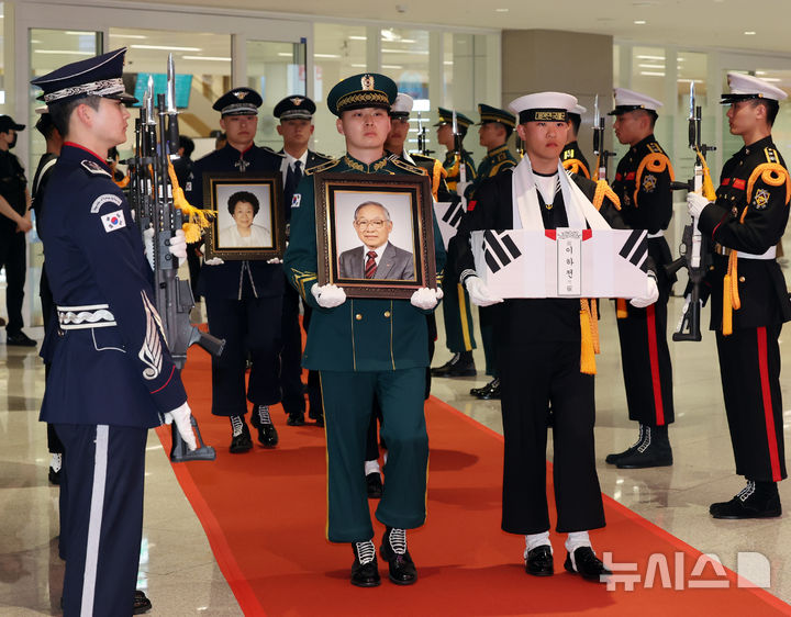 [인천공항=뉴시스] 배훈식 기자 = 국군 의장대 장병들이 21일 오후 인천국제공항 제2터미널에서 마지막 국외 거주 독립유공자 故 이하전 지사('90년 애족장)의 영현을 운구하고 있다. 2026.04.21. dahora83@newsis.com