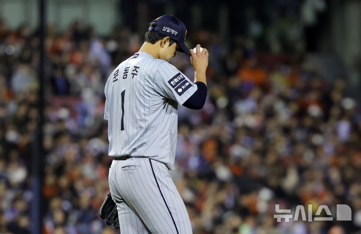 [서울=뉴시스] 홍효식 기자 = 21일 서울 송파구 잠실야구장에서 열린 2026 KBO 리그 한화 이글스와 LG 트윈스의 경기, 4회말 1사 만루 한화 선발투수 문동주가 점수를 내준 뒤 아쉬워하고 있다. 2026.04.21. yesphoto@newsis.com
