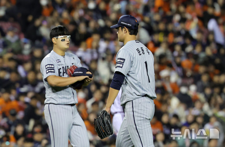 [서울=뉴시스] 홍효식 기자 = 21일 서울 송파구 잠실야구장에서 열린 2026 KBO 리그 한화 이글스와 LG 트윈스의 경기, 4회말 2사 2루 한화 문동주가 마운드를 내려가고 있다. 2026.04.21. yesphoto@newsis.com