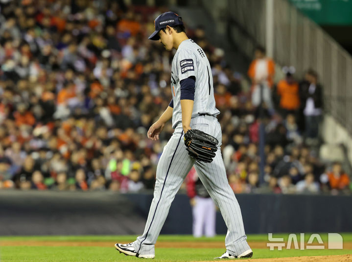 [서울=뉴시스] 홍효식 기자 = 21일 서울 송파구 잠실야구장에서 열린 2026 KBO 리그 한화 이글스와 LG 트윈스의 경기, 4회말 2사 2루 한화 문동주가 마운드를 내려가고 있다. 2026.04.21. yesphoto@newsis.com