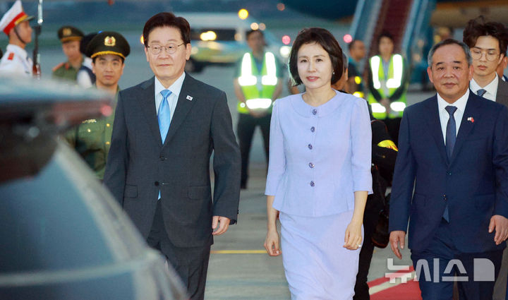 [하노이=뉴시스] 고범준 기자 = 베트남을 국빈 방문한 이재명 대통령과 김혜경 여사가 21일(현지 시간) 하노이 노이바이 국제공항에 도착해 이동하고 있다. 2026.04.21. bjko@newsis.com