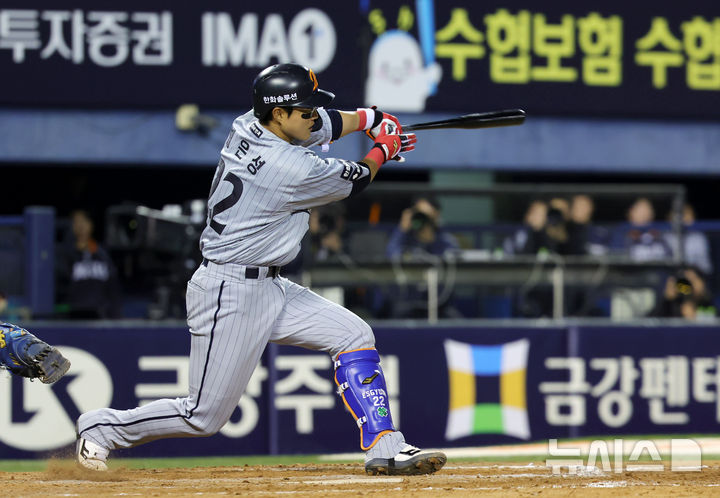 [서울=뉴시스] 홍효식 기자 = 21일 서울 송파구 잠실야구장에서 열린 2026 KBO 리그 한화 이글스와 LG 트윈스의 경기, 7회초 2사 2,3루 한화 채은성이 2타점 적시타를 치고 있다. 2026.04.21. yesphoto@newsis.com