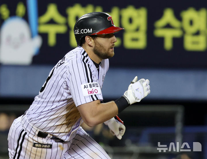 [서울=뉴시스] 홍효식 기자 = 21일 서울 송파구 잠실야구장에서 열린 2026 KBO 리그 한화 이글스와 LG 트윈스의 경기, 7회말 2사 2루 LG 오스틴이 1타점 적시타를 친 뒤 1루로 향하고 있다. 2026.04.21. yesphoto@newsis.com