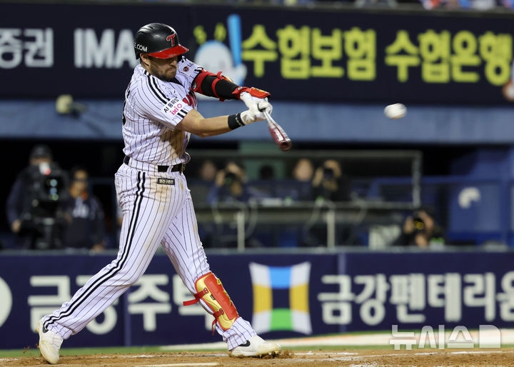 [서울=뉴시스] 홍효식 기자 = 21일 서울 송파구 잠실야구장에서 열린 2026 KBO 리그 한화 이글스와 LG 트윈스의 경기, 7회말 2사 2루 LG 오스틴이 1타점 적시타를 치고 있다. 2026.04.21. yesphoto@newsis.com