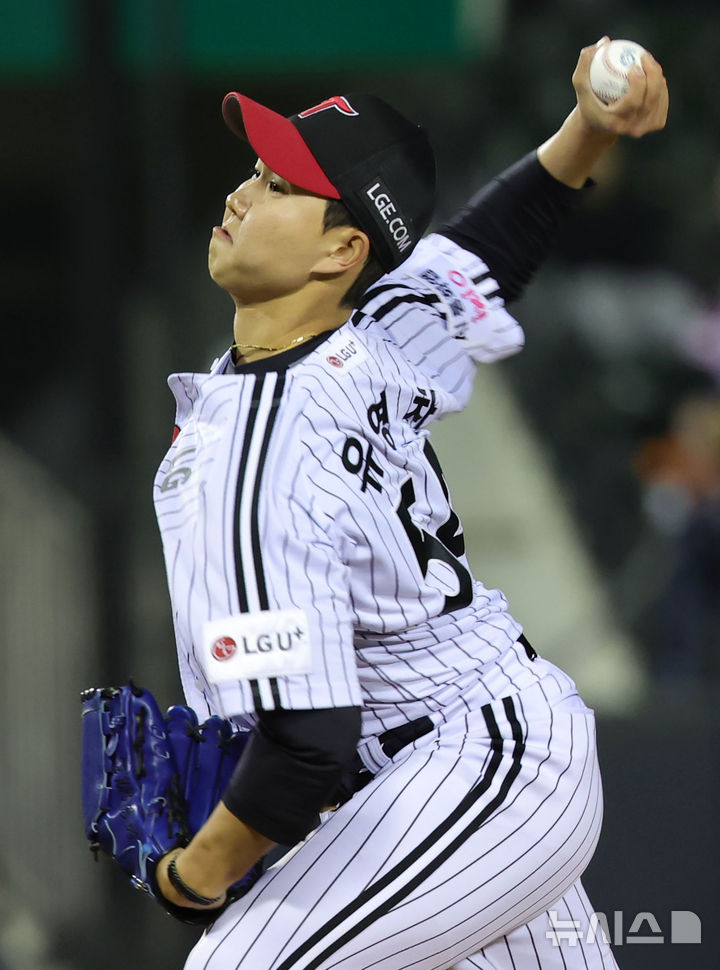 [서울=뉴시스] 홍효식 기자 = 21일 서울 송파구 잠실야구장에서 열린 2026 KBO 리그 한화 이글스와 LG 트윈스의 경기, 9회초 등판한 마무리 투수 유영찬이 공을 던지고 있다. 2026.04.21. yesphoto@newsis.com