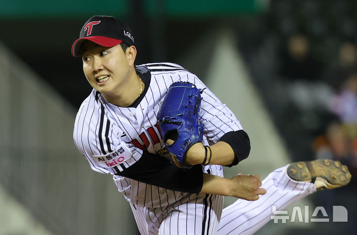 [서울=뉴시스] 홍효식 기자 = 21일 서울 송파구 잠실야구장에서 열린 2026 KBO 리그 한화 이글스와 LG 트윈스의 경기, 9회초 등판한 마무리 투수 유영찬이 공을 던지고 있다. 2026.04.21. yesphoto@newsis.com