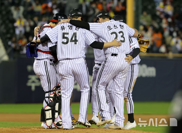 [서울=뉴시스] 홍효식 기자 = 21일 서울 송파구 잠실야구장에서 열린 2026 KBO 리그 한화 이글스와 LG 트윈스의 경기, 6-5로 승리한 LG 선수들이 기뻐하고 있다. 2026.04.21. yesphoto@newsis.com