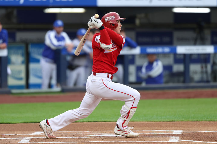 [서울=뉴시스] 21일 대구 삼성라이온즈파크에서 열린 2026 신한 SOL뱅크 KBO리그 SSG 랜더스와 삼성 라이온즈의 경기. 1회 초 SSG의 박성한이 안타를 치고 있다. 박성한은 3월28일 KIA 타이거즈와의 시즌 개막전부터 이날까지 19경기 연속 안타 행진을 벌이며 KBO리그 개막 이후 최장 연속 경기 안타 기록을 갈아치웠다.종전 최장 기록은 44년 전인 1982년 롯데 자이언츠 김용희가 3월28일부터 5월16일까지 작성한 개막 이후 18경기 연속 안타다. (사진=SSG 랜더스 제공). 2026.04.21. photo@newsis.com *재판매 및 DB 금지