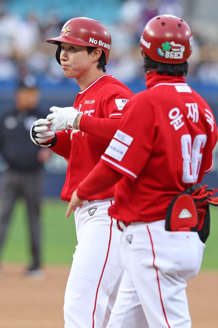 [서울=뉴시스] 21일 대구 삼성라이온즈파크에서 열린 2026 신한 SOL뱅크 KBO리그 SSG 랜더스와 삼성 라이온즈의 경기. 1회 초 SSG의 박성한이 안타를 치고 있다. 박성한은 3월28일 KIA 타이거즈와의 시즌 개막전부터 이날까지 19경기 연속 안타 행진을 벌이며 KBO리그 개막 이후 최장 연속 경기 안타 기록을 갈아치웠다.종전 최장 기록은 44년 전인 1982년 롯데 자이언츠 김용희가 3월28일부터 5월16일까지 작성한 개막 이후 18경기 연속 안타다. (사진=SSG 랜더스 제공). 2026.04.21. photo@newsis.com *재판매 및 DB 금지