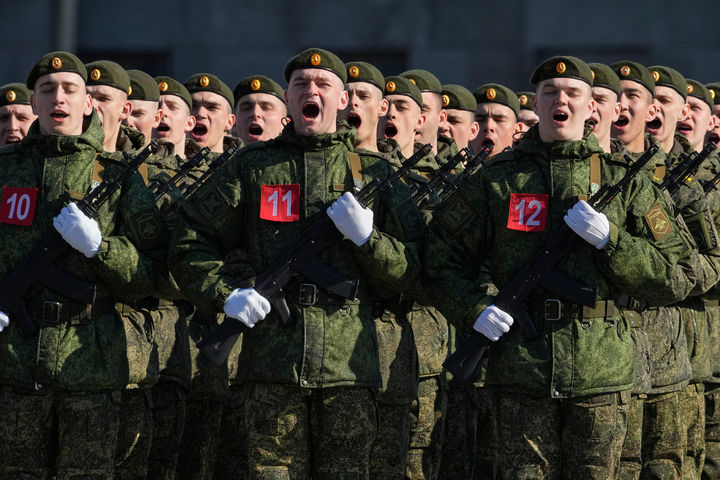 [상트페테르부르크=AP/뉴시스] 21일(현지 시간) 러시아 상트페테르부르크 궁전광장에서 러시아 군인들이 내달 9일 열리는 전승절(제2차 세계대전 승전일) 기념 군사 퍼레이드 총연습을 하고 있다. 2026.04.22.