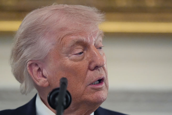 [워싱턴=AP/뉴시스]도널드 트럼프 미국 대통령이 21일(현지 시간) 백악관에서 대학 스포츠 우승팀 축하행사에서 연설하고 있다. 트럼프 대통령은 이란과의 휴전이 연장됐다고 소셜미디어(SNS)에 발표한 이후 연설에 나섰는데, 이란 전쟁은 전혀 언급하지 않았다. 2026.04.22.