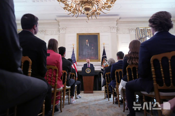 [워싱턴=AP/뉴시스] 도널드 트럼프 미국 대통령이 21일(현지 시간) 백악관에서 열린 대학 스포츠 우승팀 축하행사에서 연설하고 있다. 2026.04.22.