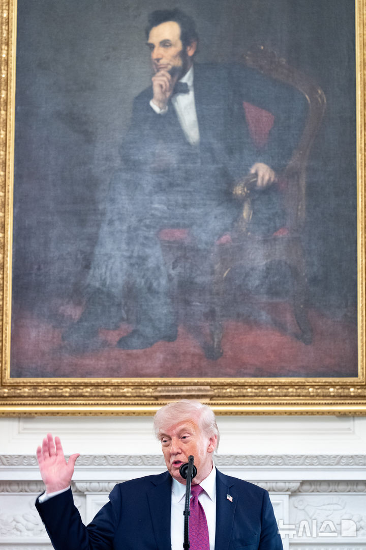 [워싱턴=AP/뉴시스] 도널드 트럼프 미국 대통령이 21일(현지 시간) 백악관에서 열린 대학 스포츠 우승팀 축하행사에서 연설하고 있다. 2026.04.22.