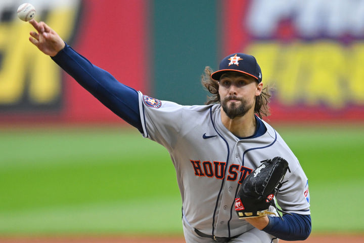 [클리블랜드=AP/뉴시스] 휴스턴 애스트로스 선발 라이언 와이스가 21일(현지 시간) 미 오하이오주 클리블랜드 프로그레시브 필드에서 열린 2026 메이저리그 클리블랜드 가디언스와 경기 1회 말 투구하고 있다. 와이스는 3과 ⅓이닝, 5피안타 4볼넷 2실점을 기록하며 조기 강판 당했고, 휴스턴은 8회 현재 4-2로 앞서고 있다. 2026.04.22.