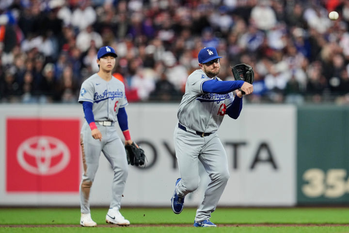 [샌프란시스코=AP/뉴시스] LA 다저스 유격수 김혜성(왼쪽)이 21일(현지 시간) 미 캘리포니아주 샌프란시스코의 오라클 파크에서 열린 2026 메이저리그 샌프란시스코 자이언츠와 경기 3회 말 3루수 맥스 먼시가 1루에 송구하는 모습을 지켜보고 있다. 김혜성은 0-3으로 뒤지던 4회 초 1아웃 만루 상황에서 볼넷을 얻어내 타점을 올렸고, 다저스는 5회 현재 1-3으로 뒤지고 있다. 2026.04.22.