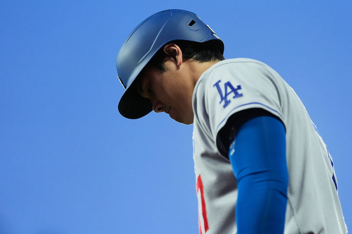 [샌프란시스코=AP/뉴시스] 21일(현지 시간) 미국 샌프란시스코에서 열린 LA다저스와 샌프란시스코 자이언츠 경기 5회초, LA 다저스 오타니 쇼헤이 대기 타석에 서 있다. 2026.04.22.<font dir="auto" style="vertical-align: inherit;"><font dir="auto" style="vertical-align: inherit;"></font></font>