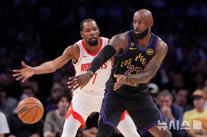 [로스앤젤레스=AP/뉴시스] 미국프로농구(NBA) 로스앤젤레스(LA) 레이커스의 르브론 제임스. 2026.04.21.