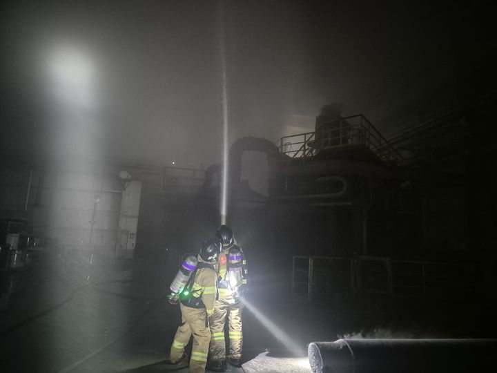 [서산=뉴시스] 조명휘 기자 = 21일 오후 충남 서산시 성연면의 한 공장에서 화재가 발생해 소방대원이 진화하고 있다. 2026.04.22. (사진= 서산소방서 제공) *재판매 및 DB 금지