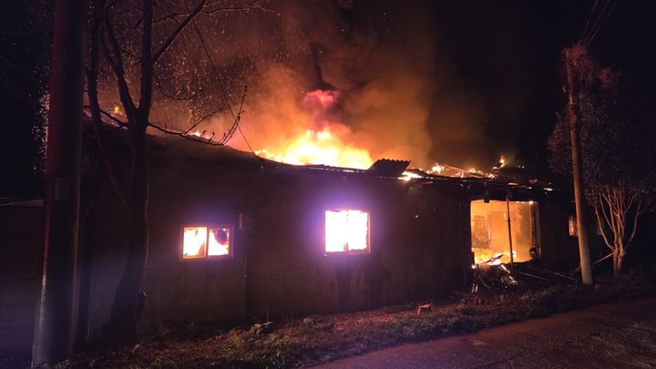 [태안=뉴시스] 22일 오전 12시23분께 충남 태안군 소원면 시목리의 한 단독주택에서 난 불이 번지고 있다. (사진=태안소방서 제공) 2026.04.22. photo@newsis.com *재판매 및 DB 금지