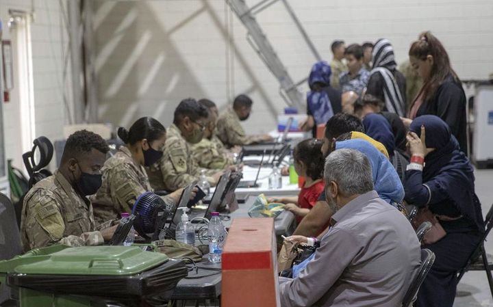 [서울=뉴시스]미군 병사들이 지난 2021년 9월 카타르의 아스 사이리야 미군 기지에서 아프가니스탄 대피자들을 처리하고 있다. 미 국무부는 캠프에 머물고 있는 1100 여명을 콩고로 이주시키고 캠프를 폐쇄할 계획이다. (출처=성조지) 2026.4.22. *재판매 및 DB 금지