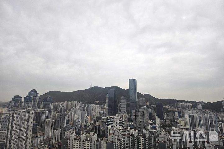 [부산=뉴시스] 하경민 기자 = 흐린 날씨를 보인 부산. 2026.04.22. yulnetphoto@newsis.com 