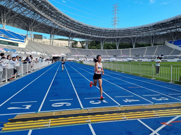 단축마라톤 경기서 피니시 라인에 들어오는 부천시청 육상부 박서연 선수. (사진=부천시 제공) 2026.04.22. photo@newsis.om *재판매 및 DB 금지