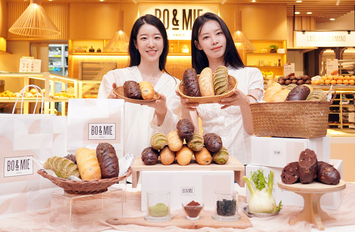 [서울=뉴시스] 21일 서울 서초구 신세계백화점 강남점 보앤미 매장에서 모델들이 비엔누아즈 신메뉴 5종을 소개하고 있다.(사진=신세계푸드) *재판매 및 DB 금지