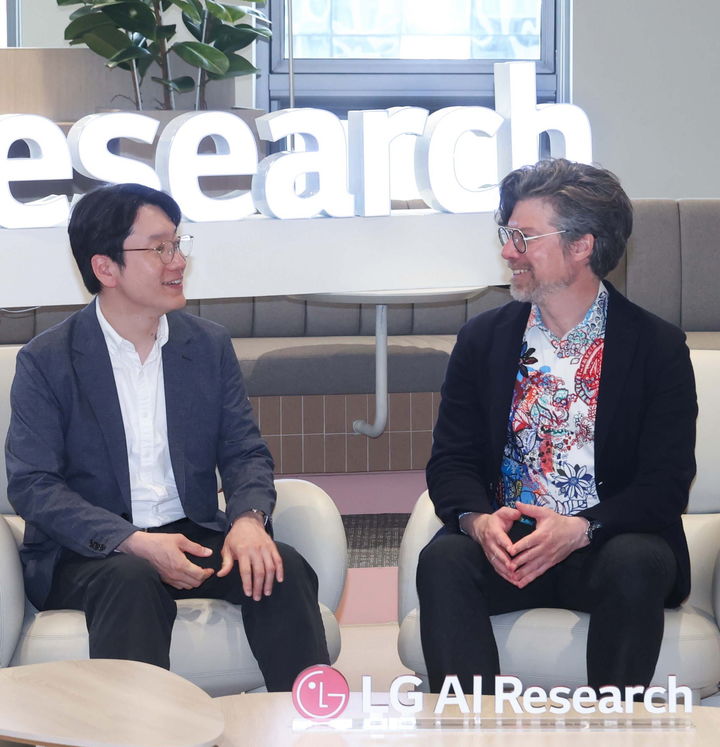 [서울=뉴시스] 임우형 LG AI연구원 공동 연구원장(왼쪽)과 브라이언 카탄자로(Bryan Catanzaro) 엔비디아 응용연구 총괄 부사장(Vice Presideent of Applied Deep Learning Research at NVIDIA)이 협력 방향을 논의하고 있다. (사진=LG 제공). 2026.04.22. photo@newsis.com *재판매 및 DB 금지