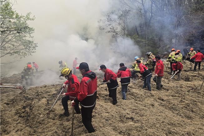 [대구=뉴시스] 22일 오전 6시10분께 대구 동구 도학동 팔공산 산1-1 일대에서 산불이 발생했다. (사진=대구 동구 제공) 2026.04.22. photo@newsis.com *재판매 및 DB 금지
