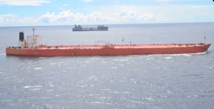 [서울=뉴시스] 미국이 이란 항구에 대한 해상 봉쇄를 지속하겠다는 방침을 재확인한 가운데, 200만 배럴 원유를 실은 이란 유조선이 회항한 것으로 알려졌다. 사진은 미군이 21일인태사령부 책임 구역 내에서 나포한 무국적 동력 유조선(M/T) 티파니호의 모습. 이 유조선은 이란과 연계된 제재 대상으로 알려졌다. <사진출처: 미 국방부 소셜미디어 엑스>2026.04.22