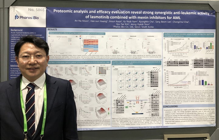 [서울=뉴시스] 남기엽 파로스아이바이오 신약개발 총괄 사장이 20일(현지 시간) AACR 2026 현장에서 파이프라인 연구성과 3건의 포스터 발표를 진행하고 있다. (사진=파로스아이바이오 제공) 2026.4.22. photo@newsis.com *재판매 및 DB 금지