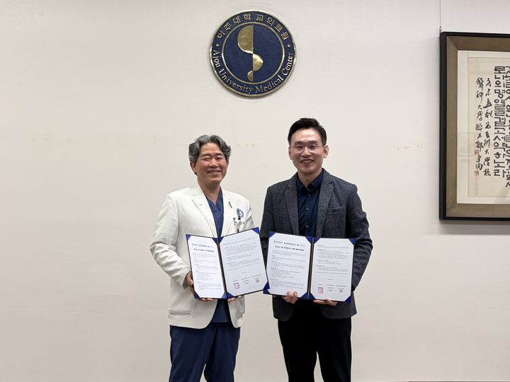 [서울=뉴시스] 김철호 아주대학교 콰트로 정밀의약 연구원 원장(좌)과 신현진 목암생명과학연구소 소장이 기념 촬영을 하고 있다. (사진=목암생명과학연구소 제공) 2026.04.22. photo@newsis.com *재판매 및 DB 금지