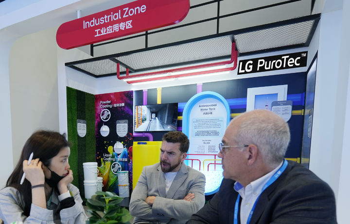 LG전자가 21일부터 중국 상하이에서 열리고 있는 세계 3대 산업 소재 전시회 '차이나플라스'에 참가해 역대 최대 크기의 부스를 조성하고, 항균 기능성 신소재 퓨로텍의 효용성을 다양한 산업군의 B2B 고객에게 소개했다.(사진제공=LG전자) *재판매 및 DB 금지