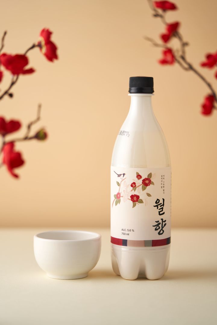 [서울=뉴시스] 지평주조는 봄에 어울리는 부드럽고 청량한 풍미의 막걸리 신제품 '월향'을 출시했다.(사진=지평주조) *재판매 및 DB 금지