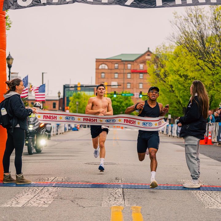 [서울=뉴시스] 선두로 달리던 카슨 멜로(왼쪽) 선수가 결승선 직전 속도를 줄여 세리머니를 하다가 조슈아 잭슨(오른쪽)에게 1위 자리를 내줬다. (사진='2026 델라웨어 러닝 페스티벌' SNS 캡처) *재판매 및 DB 금지