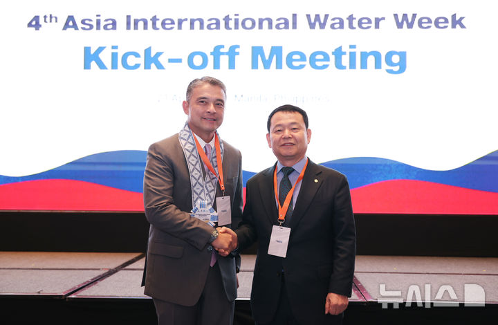 [세종=뉴시스]한국수자원공사는 필리핀 정부·의회·공공기관 주요 인사들과의 고위급 협력을 확대하고 재생에너지와 스마트시티 분야 업무협약(MOU) 2건을 체결했다.(사진=수자원공사 제공)