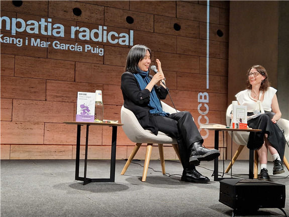 [서울=뉴시스] 작가 한강이 스페인 바르셀로나 현대문화센터에서 열린 '바람이 분다, 가라' 스페인어판 출간 기념 행사에 참석했다. (사진=주스페인한국문화원 제공) 2026.04.22. photo@newsis.com *재판매 및 DB 금지