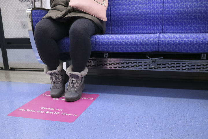 [서울=뉴시스] 지하철 배려석에 앉아 있던 임산부를 향한 노인의 욕설과 발로 치는 행동이 논란이 되고 있다. (사진=유토이미지)