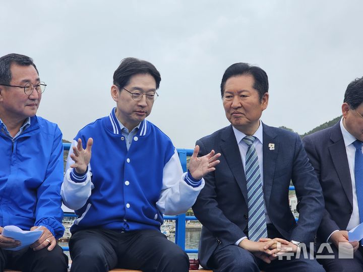 [통영=뉴시스] 한재혁 기자 = 정청래 더불어민주당 대표가 22일 오전 경남 통영시 욕지도 선상에서 열린 최고위원회의에서 김경수 민주당 경남도지사 후보와 대화를 하고 있다.2026.04.22. saebyeok@newsis.com