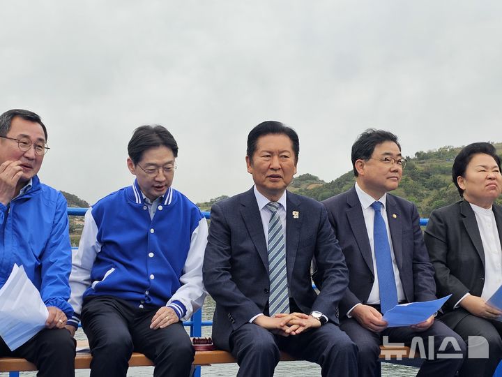 [통영=뉴시스] 한재혁 기자 = 정청래 더불어민주당 대표가 22일 오전 경남 통영시 욕지도 선상에서 열린 최고위원회의에서 김경수 민주당 경남도지사 후보와 대화를 하고 있다.2026.04.22. saebyeok@newsis.com