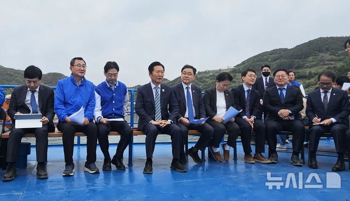 [통영=뉴시스] 한재혁 기자 = 정청래 더불어민주당 대표가 22일 오전 경남 통영시 욕지도 선상에서 열린 최고위원회의에서 발언을 하고 있다.2026.04.22.  saebyeok@newsis.com