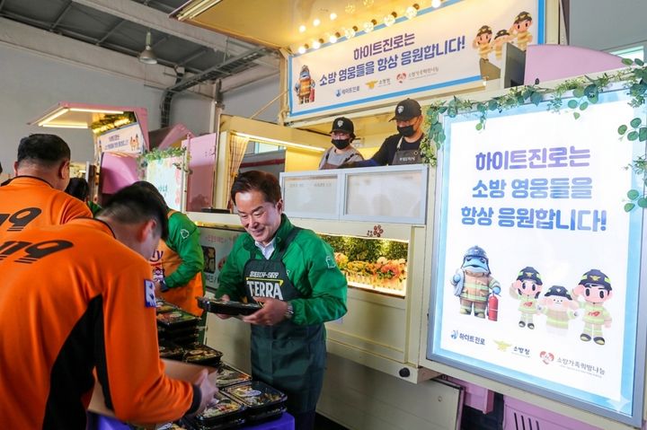 21일 장인섭 하이트진로 대표가 대구 중앙119구조본부에서 열린 '감사의 간식차' 행사에서 소방공무원들에게 간식을 배식하고 있다. (사진=하이트진로 제공) *재판매 및 DB 금지