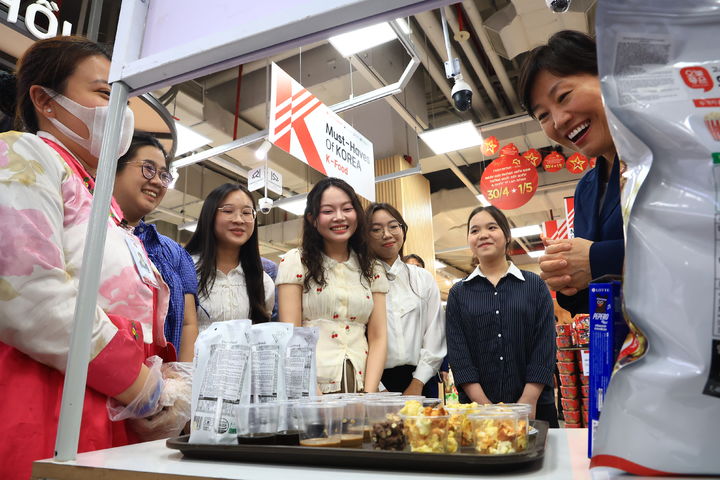 [세종=뉴시스] 송미령 농림축산식품부 장관이 21일 베트남 하노이 롯데마트를 방문해 K푸드 유통 현장을 점검하고 있다. (사진=농식품부 제공) *재판매 및 DB 금지