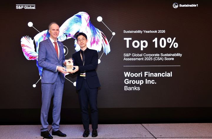 지난 14일 서울 웨스틴조선호텔에서 열린 S&P글로벌의 지속가능성 평가에서 우리금융이 상위 10% 기업에 선정돼 수상하고 있다. (사진=우리금융 제공) *재판매 및 DB 금지