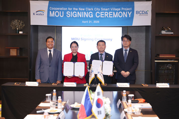 [대전=뉴시스]윤석대 수자원공사 사장이 21일(현지 시각) 필리핀 지기전환개발청과 업무협약을 체결하고 있다. 2026. 04. 22 photo@newsis.com *재판매 및 DB 금지