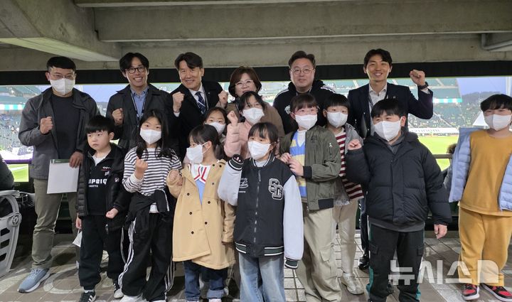 [전주=뉴시스] 전북특별자치도교육청은 전북현대모터스, 현대자동차 전주공장과 협력해 '작은학교 프로축구 경기 관람 지원 사업'을 추진한다고 22일 밝혔다. (사진=전북교육청 제공) 2026.04.22. photo@newsis.com