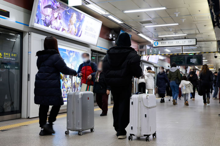 [서울=뉴시스]서울 지하철을 이용하는 외국인 여행객들의 모습. (사진=서울교통공사 제공) 2026.04.22. photo@newsis.com *재판매 및 DB 금지