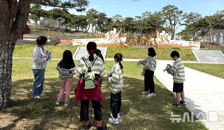 [전주=뉴시스]윤난슬 기자 = 전북특별자치도교육청은 동학농민혁명 유적지 답사를 중심으로 한 '2026년 지역 바로알기, 지역연계 민주시민교육'을 4월부터 오는 11월 20일까지 운영한다고 22일 밝혔다. (사진=전북교육청 제공) photo@newsis.com 