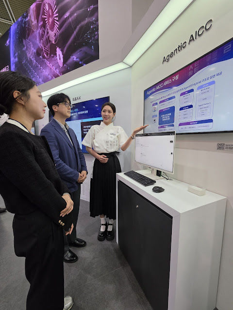[서울=뉴시스] KT가 서울 코엑스에서 개최되는 월드IT쇼 2026에서 차세대 인공지능콘택트센터(AICC) 서비스 'KT 에이전틱 AICC'를 공개한다고 22일 밝혔다. 사진은 참관객들이 KT 에이전틱 AICC 서비스를 관람하는 모습. (사진=KT 제공) 2026.04.22. photo@newsis.com *재판매 및 DB 금지
